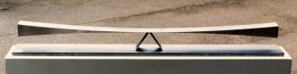 Martin Willing: Doppelschwinger, Massen peripher, 1995/2003, 1 Prototyp, 15 Exemplare und 2 Künstlerexemplare, Duraluminium, mit Vorspannung aus Block geschnitten, auf Stahlplatte, H 10 cm, L 100 cm, B 5 cm